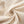 Geribbelde beige stof close-up, zachte textuur, ideaal voor mode en interieur, hoogwaardige textielmaterialen, trendy en veelzijdig design.