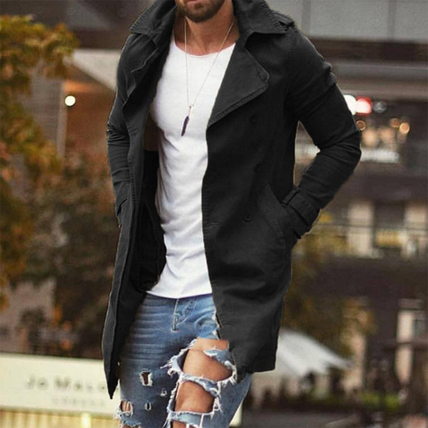 Stijlvolle zwarte lange jas voor heren, gecombineerd met een witte T-shirt en gescheurde jeans. Perfect voor een modieuze, casual look.
