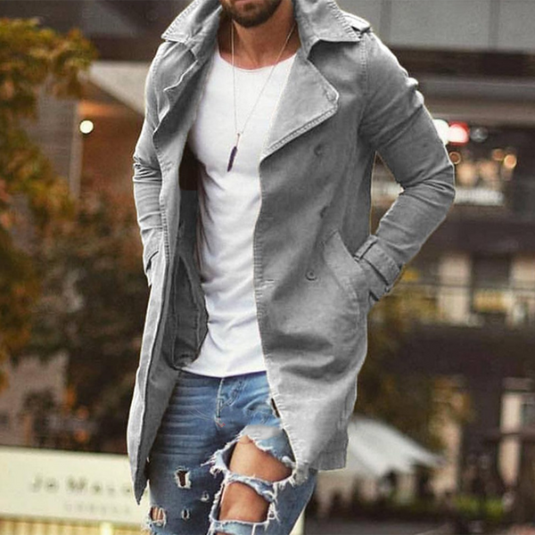 Man in grijze lange jas voor heren, casual stijl, gecombineerd met gescheurde jeans en wit T-shirt, stedelijke achtergrond.