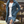 Blauwe lange jas voor heren, stijlvolle trenchcoat, casual look, gedragen met witte T-shirt en gescheurde jeans, modieuze herenkleding.