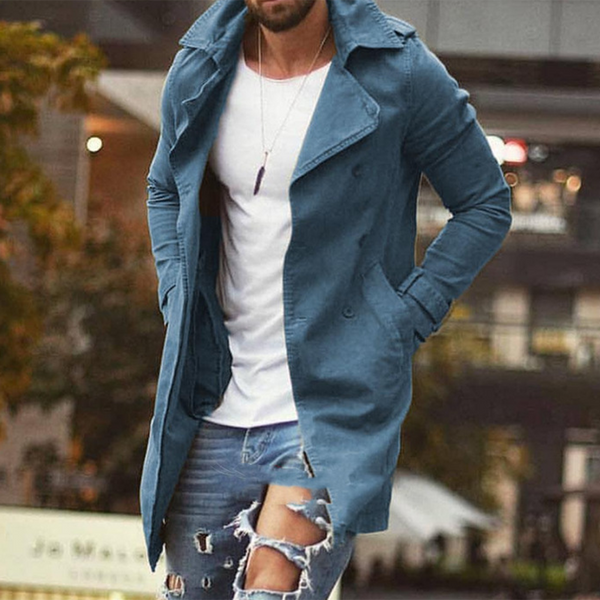 Blauwe lange jas voor heren, stijlvolle trenchcoat, casual look, gedragen met witte T-shirt en gescheurde jeans, modieuze herenkleding.