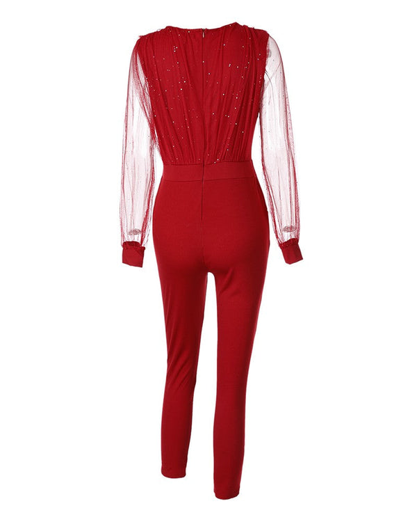 Rode jumpsuit met doorschijnende mouwen en glinsterende details, elegante avondkleding, modieuze damesoutfit, perfecte pasvorm.