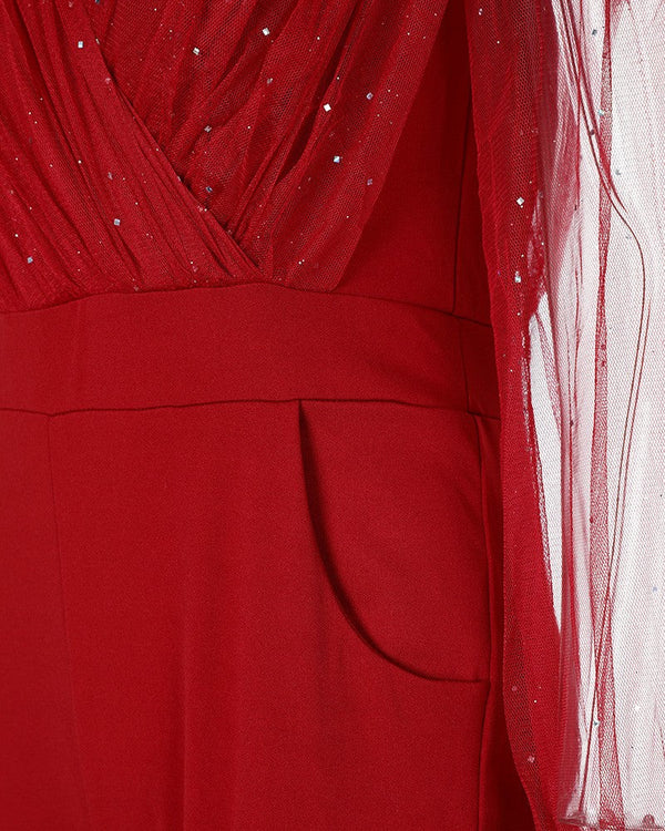 Rode jumpsuit met glinsterende tule details, elegante avondkleding, close-up van stof en zak, modieuze dameskleding, feestelijke outfit.