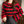 Vrouw in rood-zwart gestreepte trui met knopen, modieuze herfstkleding, casual stijl, trendy damesmode, comfortabele outfit.