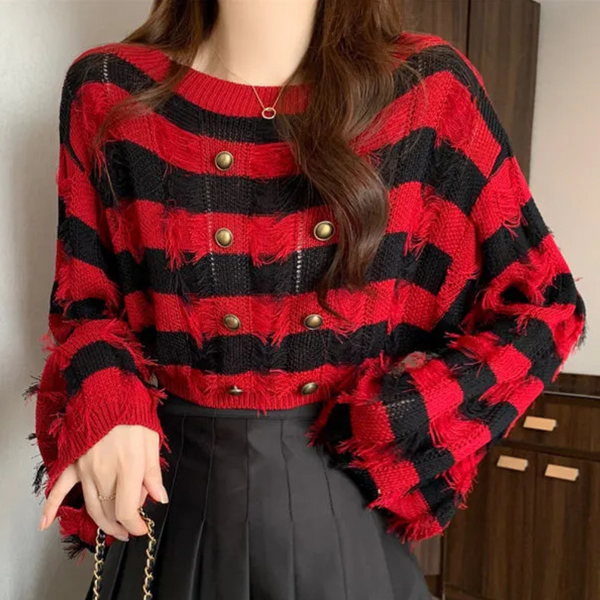 Vrouw in rood-zwart gestreepte trui met knopen, modieuze herfstkleding, casual stijl, trendy damesmode, comfortabele outfit.