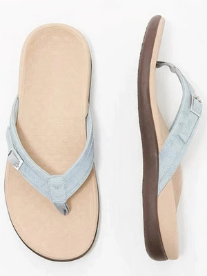 Lichtblauwe leren slippers met bruine zool, damesmode, zomerschoeisel, comfortabel en stijlvol, perfect voor casual en strandoutfits.