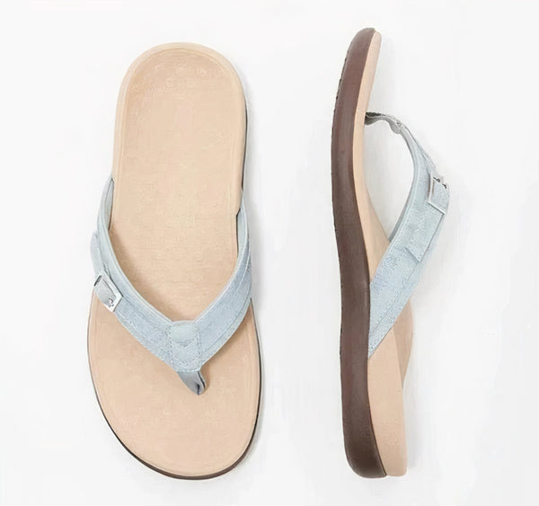 Lichtblauwe leren slippers met bruine zool, damesmode, zomerschoeisel, comfortabel en stijlvol, perfect voor casual en strandoutfits.