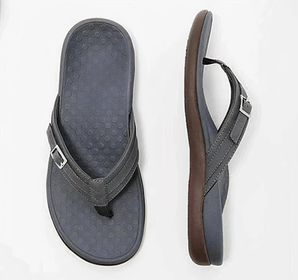 Grijze leren teenslippers met gesp, comfortabele zool en stijlvol design. Perfect voor zomerse dagen. Unisex sandalen, casual en trendy.