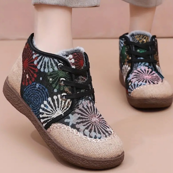 Kleurrijke damessneakers met bloemenpatroon, vetersluiting en stevige zool. Comfortabele casual schoenen voor dagelijks gebruik.