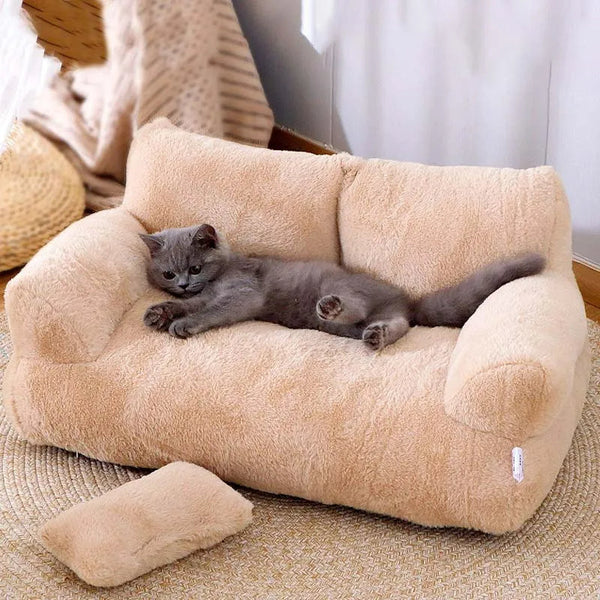 Grijze kat liggend op luxe, beige kattenbank; winterwarm kattennest voor kleine tot middelgrote huisdieren. Comfortabel huisdierbed.