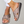 Damesvoeten in comfortabele, bruine slippers met kruisbanden en dikke zool, ideaal voor casual zomeroutfits. Perfecte damesslippers voor dagelijks gebruik.