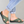 Groene damesslippers met kruisbanden, comfortabele zool, gedragen met opgerolde spijkerbroek. Perfect voor casual zomeroutfits.