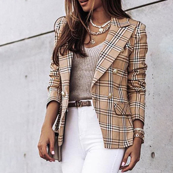 Khaki geruite blazer voor dames, stijlvolle zakelijke outfit, gecombineerd met beige top en witte broek, modieuze kleding voor kantoor en casual gelegenheden.