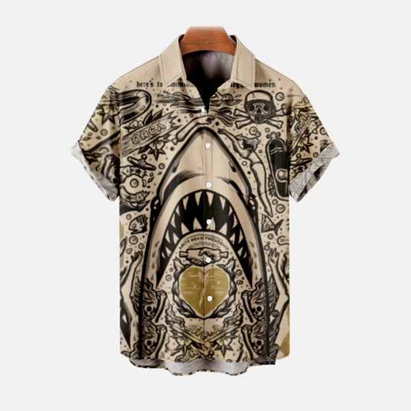 Khaki overhemd met haaienprint, korte mouwen en knoopsluiting. Uniek ontwerp met maritieme en grafische elementen, ideaal voor casual zomeroutfits.