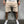 Beige herenshorts van katoen met rafelige zoom, gedragen door model. Comfortabele pasvorm, casual stijl, ideaal voor zomermode en vrijetijdskleding.