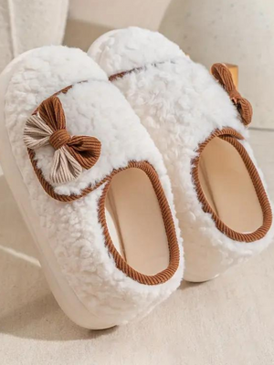 Witte pluche pantoffels met bruine strik, comfortabele dames huisschoenen, warme winter slippers, antislip zool, stijlvol en knus design.