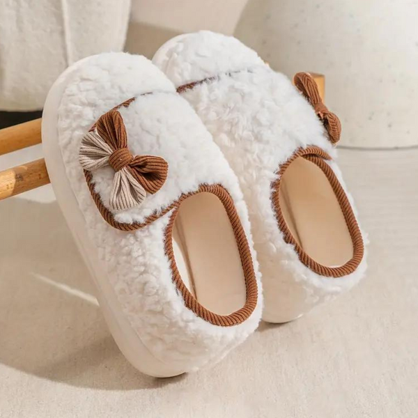 Witte pluche pantoffels met bruine strik, comfortabele dames huisschoenen, warme winter slippers, antislip zool, stijlvol en knus design.