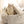 Kat in een zacht, beige kattenmandje, ideaal voor comfort en ontspanning. Perfect huisdieraccessoire voor kattenliefhebbers.