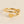 Gouden ring met hartvormig ontwerp, minimalistisch en elegant, perfect als cadeau voor geliefden. Ideaal voor Valentijnsdag of jubileum.