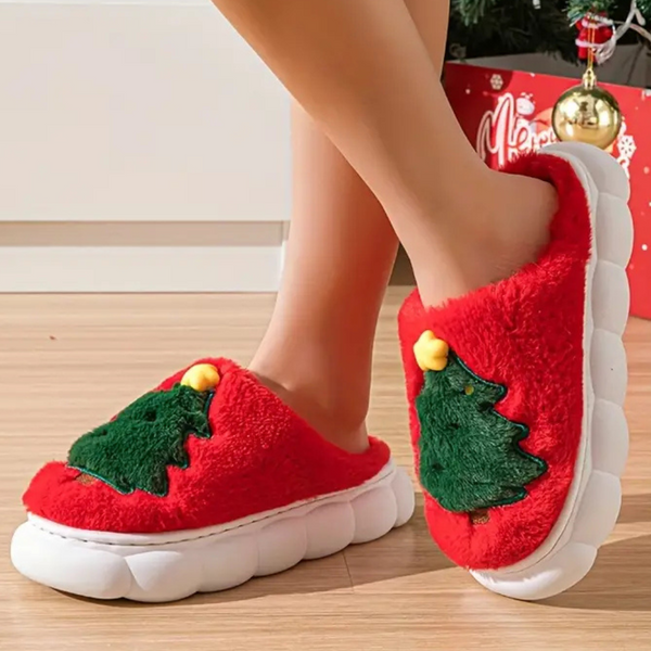 Rode kerstpantoffels met groene kerstboomdecoratie, zachte pluche stof, comfortabele witte zolen, perfect voor winter en feestdagen.
