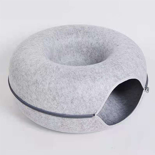 Lichtgrijze kattenmand van vilt met ronde vorm en ritssluiting, ideaal voor huisdieren. Comfortabele en stijlvolle kattenbedden voor binnen.