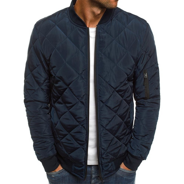 Donkerblauwe gewatteerde bomberjack voor heren, met rits en zak op de mouw. Stijlvolle herenkleding, ideaal voor casual en modieuze looks.