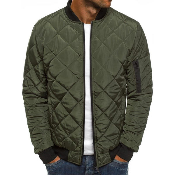 Groene gewatteerde bomberjack voor heren, met zwarte boorden en ritszak op de mouw. Stijlvol en casual, perfect voor herfstmode.