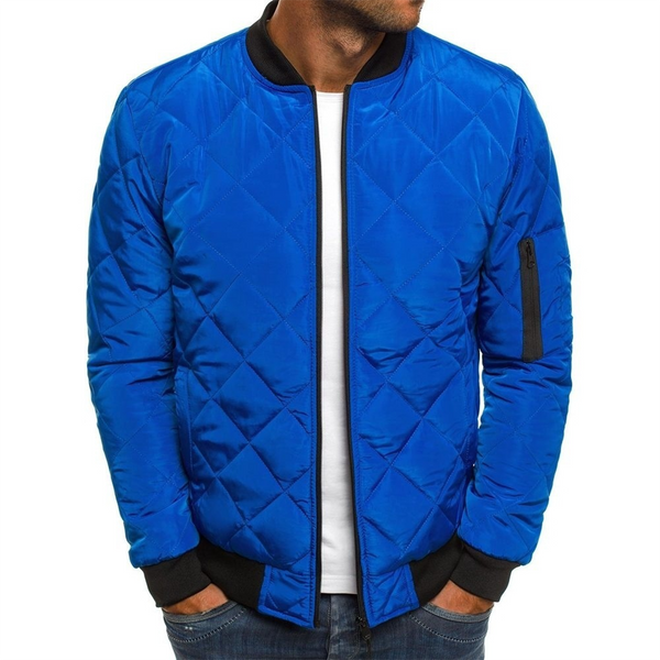 Blauwe gewatteerde heren bomberjack met zwarte boorden, ritssluiting en zak op de mouw. Stijlvolle jas voor casual en modieuze looks.