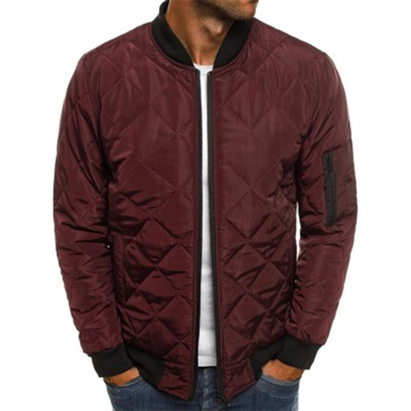 Bordeauxrode heren bomberjack, gewatteerd met ruitpatroon, zwarte boorden, ritssluiting, casual stijl. Perfect voor herfst- en wintermode.