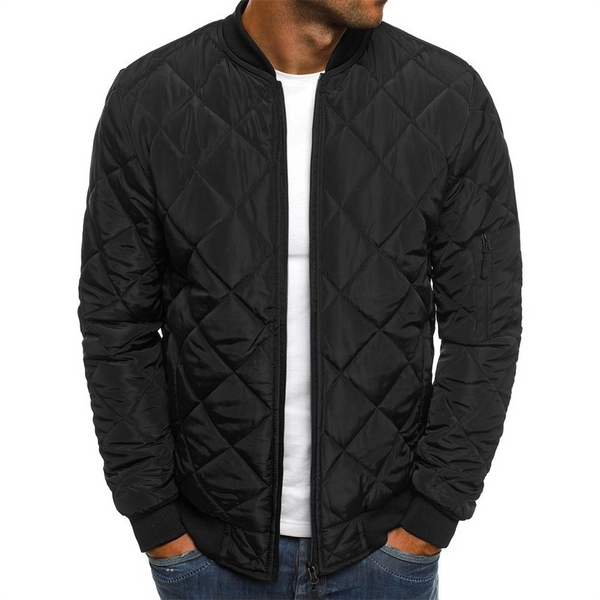Zwarte gewatteerde bomberjack voor heren, met rits en zak op de mouw. Stijlvol en casual, perfect voor herfst- en wintermode.