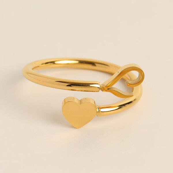 Gouden ring met hartvormig detail en lusontwerp, minimalistisch en elegant, perfect als cadeau voor geliefden. Luxe sieraden voor dames.