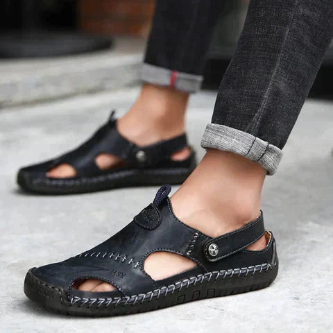Zwarte leren sandalen voor heren, outdoor slippers met open teen en verstelbare band, casual en comfortabel, ideaal voor zomerse wandelingen.
