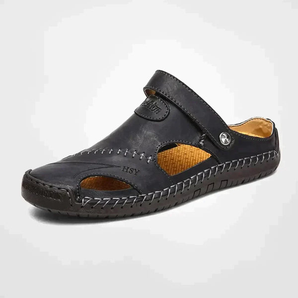 Zwarte leren klassieke sandalen met open teen en verstelbare band, ideaal voor buitengebruik. Comfortabele en duurzame slippers voor heren.