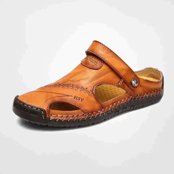 Leren klassieke sandalen slipper, outdoor, geelbruin, met open teen en stevige zool. Perfect voor zomerse wandelingen en casual stijl.