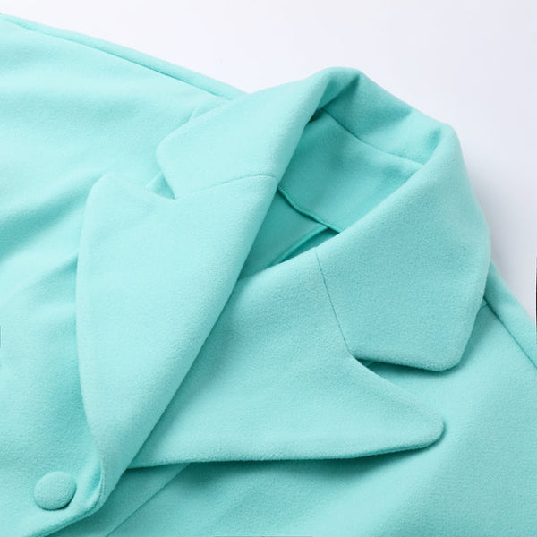 Lichtblauwe wollen jas met kraag en knoopdetail, stijlvolle damesmode, winterkleding, hoogwaardige stof, trendy en elegant ontwerp.