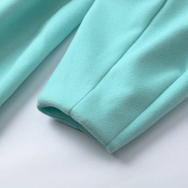 Lichtblauwe fleece stof close-up, zachte textuur, geschikt voor kleding en interieur, hoogwaardige kwaliteit, trendy kleur, duurzaam materiaal.