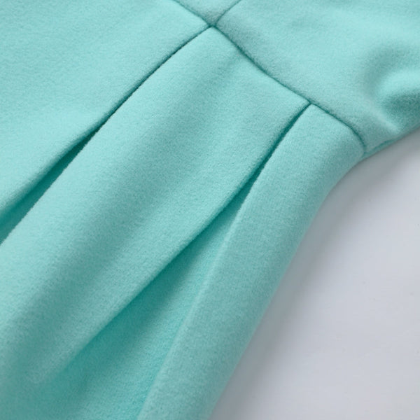 Lichtblauwe wollen stof close-up met plooien, geschikt voor modeontwerp en kledingproductie. Zachte textuur, hoogwaardige textielmaterialen.