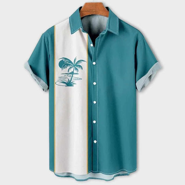 Lichtblauw herenoverhemd met korte mouwen, palmbomenprint en knoopsluiting. Casual zomershirt, ideaal voor strandmode en vakantie.