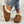 Lichtbruine dames pantoffels met witte voering, gedragen met gescheurde jeans. Comfortabele wintermode, warme schapenvacht sloffen.