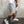 Lichtgrijze herenshorts, casual stijl, gedragen met witte sneakers en een wit T-shirt. Perfect voor zomerse mode en comfortabele vrijetijdskleding.