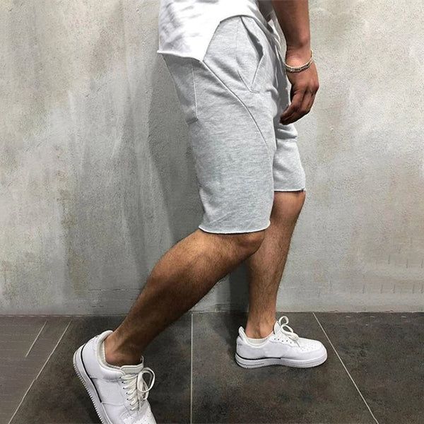Lichtgrijze herenshorts, casual stijl, gedragen met witte sneakers en een wit T-shirt. Perfect voor zomerse mode en comfortabele vrijetijdskleding.