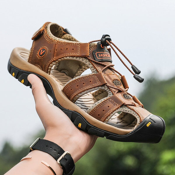 Bruine leren wandelsandaal voor heren, met verstelbare bandjes en antislipzool, ideaal voor outdooractiviteiten en zomerse avonturen.