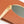 Gouden ovale zonnebril met metalen frame, stijlvolle dames- en herenaccessoire, luxe design, ideaal voor zomer, op bruine achtergrond.