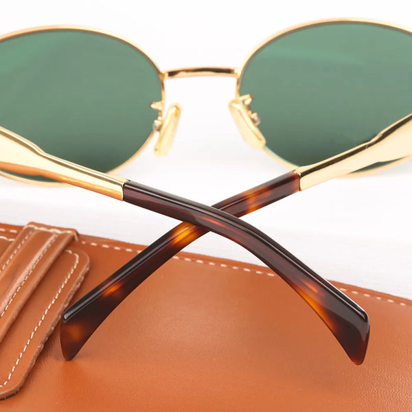 Luxe ovale zonnebril met metalen frame en groene lenzen, geschikt voor dames en heren. Modieuze designerbril voor zomerstijl.