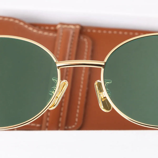 Luxe ovale zonnebril met gouden metalen frame en groene lenzen, stijlvolle unisex designbril, ideaal voor zomer en modebewuste dames en heren.