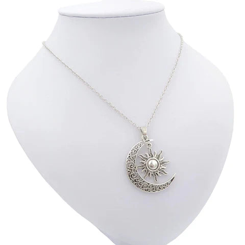 Zilveren ketting met zon en maan hanger, sierlijk gegraveerd, op witte display. Perfecte accessoire voor dames, bohemian stijl, cadeau-idee.