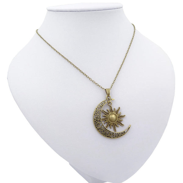Antiek gouden ketting met zon en maan hanger, sierlijk gegraveerd, op witte display. Perfect voor boho-stijl en spirituele sieradenliefhebbers.