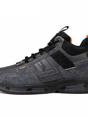 Zwarte en grijze sportschoen met oranje accenten, hoge enkelsteun en stevige zool. Ideaal voor heren, casual en sportief gebruik.