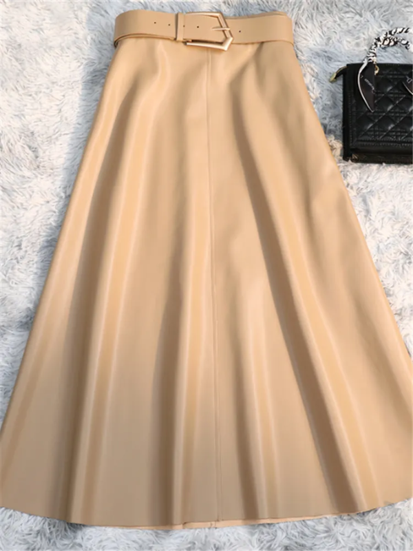 Beige A-lijn rok met riem op witte achtergrond, naast een zwarte leren handtas. Elegante damesmode, perfect voor casual en formele gelegenheden.