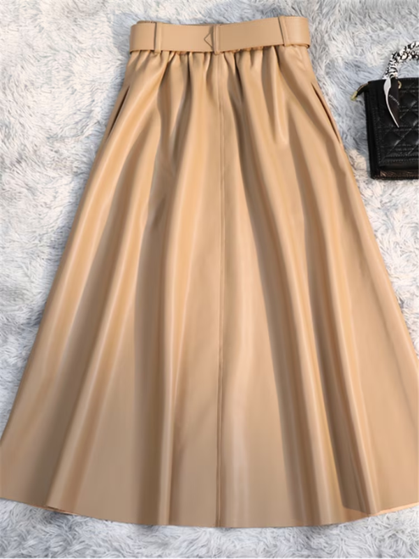 Beige leren midi-rok op een witte pluchen achtergrond, met een geplooid ontwerp en een brede tailleband. Stijlvolle damesmode, elegant en trendy.